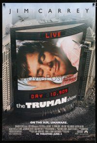2m787 TRUMAN SHOW advance 1sh '98 cool image of Jim Carrey on large screen, Peter Weir!
