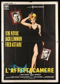 2p082 NOTORIOUS LANDLADY Italian 2p '62 different art of sexy Kim Novak w/ gun + Lemmon & Astaire!