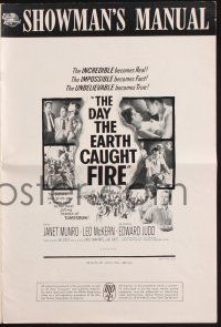 2y355 DAY THE EARTH CAUGHT FIRE pressbook '62 Val Guest sci-fi, most jolting events of tomorrow!