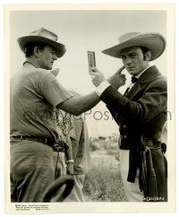 2z061 ALAMO candid 8.25x10 still '60 John Wayne gives Laurence Harvey facial pointers on the set!