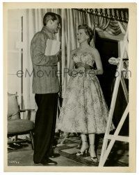 2z300 DREAM WIFE candid 8x10.25 still '53 Cary Grant smiles at pretty Deborah Kerr on the set!