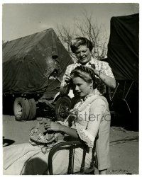 2z439 HIGH NOON candid 8x10 still '52 Grace Kelly getting last minute touch up from hairdresser!