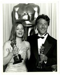 2z510 JODIE FOSTER/DUSTIN HOFFMAN 8x10.25 still '89 getting Oscars for Rain Man & The Accused!