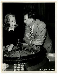 2z515 JOHNNY O'CLOCK candid deluxe 8x10.25 still '46 Nina Foch shows film writer the roulette wheel!