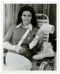 2z527 KANSAS CITY BOMBER candid 8x10 still '72 Raquel Welch broke her wrist learning how to skate!
