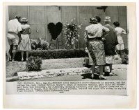 2z617 MARILYN MONROE 8x10 news photo '62 mourners visit her crypt in Westwood Memorial Park!