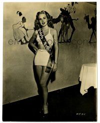 2z629 MARY MEADE English 7.5x9.25 still '48 in sexy swimsuit when she was Miss F.M., making T-Men!