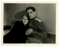 2z634 MATA HARI 8x10.25 still '31 soldier Ramon Novarro embraces glamorous Greta Garbo!