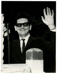 2z773 ROY ORBISON German 7.25x9.5 news photo '60s in his trademark dark glasses waving at crowd!