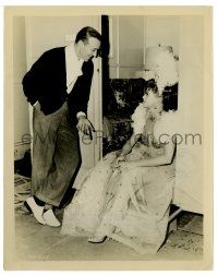 2z809 SILK STOCKINGS candid 8x10.25 still '57 Fred Astaire & Janis Paige talking between scenes!