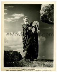 2z888 TEN COMMANDMENTS 8x10.25 still '56 best image of Charlton Heston as Moses with tablets!