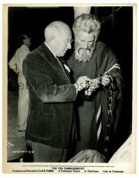 2z890 TEN COMMANDMENTS candid 8x10.25 still '56 DeMille goes over production photos with Heston!