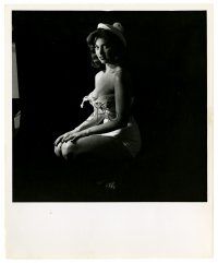 2z905 TINA LOUISE 8.25x10 still '50s super sexy portrait in skimpy outfit over black background!