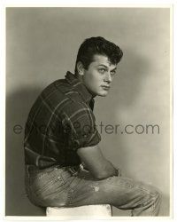 2z920 TONY CURTIS deluxe 7.75x9.75 still '51 relaxed seated portrait in plaid shirt & worn jeans!
