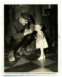 2z925 TOWER OF LONDON candid 8x10 still '39 Boris Karloff doesn't scare young visitor Baby Sandy!