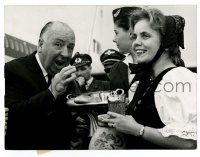 2z733 PSYCHO candid German 6.5x8.75 news photo '60 Alfred Hitchcock eating outside airplane!