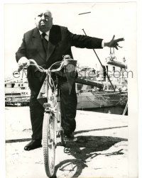 2z063 ALFRED HITCHCOCK French 7.25x9.5 news photo '72 to beat the traffic, he rode bike to Cannes!
