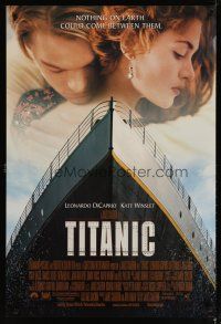 3b755 TITANIC DS 1sh '97 great image of Leonardo DiCaprio & Kate Winslet, James Cameron!
