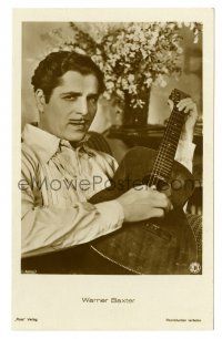 3c047 WARNER BAXTER German Ross postcard '30s great close up holding guitar!