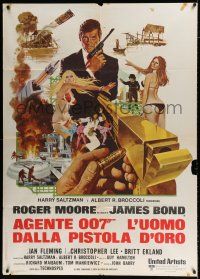 3e233 MAN WITH THE GOLDEN GUN Italian 1p '74 art of Roger Moore as James Bond by Robert McGinnis!