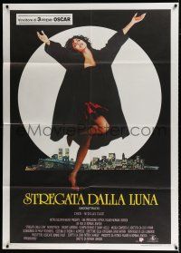 3e243 MOONSTRUCK Italian 1p '88 full-length Cher over New York City skyline, Norman Jewison!