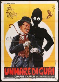3e304 UN MARE DI GUAI Italian 1p '65 Stefano art of Charlie Chaplin with policeman silhouette!