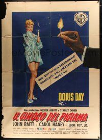 3e077 PAJAMA GAME Italian 2p '57 full-length art of Doris Day with candle & hand holding lit match!