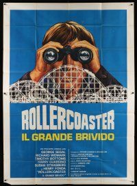 3g458 ROLLERCOASTER Italian 2p '77 George Segal, art of stalker with binoculars over rollercoaster!