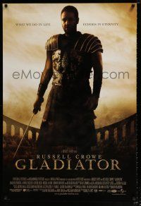 3h288 GLADIATOR int'l DS 1sh '00 Ridley Scott, cool image of Russell Crowe in the Coliseum!