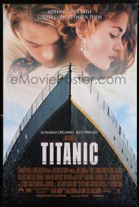 3h777 TITANIC DS 1sh '97 great romantic image of Leonardo DiCaprio & Kate Winslet, James Cameron!