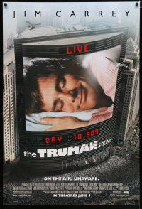 3h792 TRUMAN SHOW advance DS 1sh '98 cool image of Jim Carrey on large screen, Peter Weir!