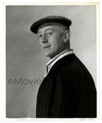 3y056 ALEC GUINNESS 8.25x10 still '62 great c/u looking over his shoulder from A Majority of One!
