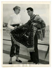 3y381 GRACE KELLY 7x9.25 news photo '55 looking at Oriental rugs at the Cannes Film Festival!