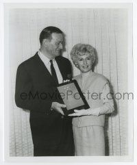 3y511 JOHN WAYNE/BARBARA STANWYCK 8.25x10.25 still '66 he gives her the Photoplay Editor's Award!