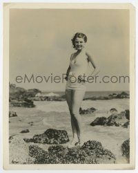 3y563 LILIAN BOND 8x10.25 still '20s sexy swimsuit pose on barnacle covered rocks at the beach!