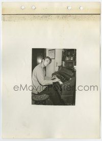 3y740 PURSUED candid 8x11 key book still '47 Robert Mitchum amusing himself w/organ looking high!
