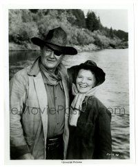 3y789 ROOSTER COGBURN candid 8x10 still '75 great portrait of John Wayne & Katharine Hepburn!