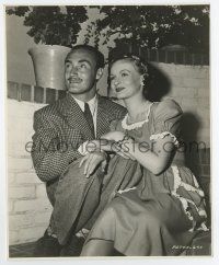 3y957 VERONICA LAKE/ANDRE DE TOTH 7.75x9.75 still '44 newlyweds happily posing on their honeymoon!