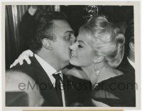 3y542 LA DOLCE VITA 7.25x9 news photo '59 Anita Ekberg hugs Fellini after filming famous scene!