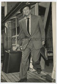 4b089 MARLON BRANDO deluxe 8x11.75 still '50s in a business suit holding a briefcase & suitcase!