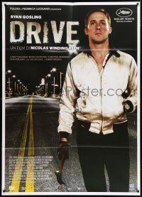 4c036 DRIVE Italian 1p '11 best close up of Ryan Gosling as the driver holding hammer!