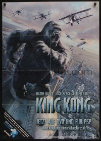 4g595 KING KONG video German '05 cool image of giant ape on top of tower!