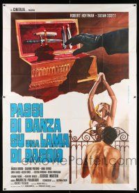 4j088 PASSI DI DANZA SU UNA LAMA DI RASOIO Italian 2p '73 hand grabbing blade over naked couple!