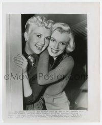 4m428 HOW TO MARRY A MILLIONAIRE 8.25x10 news photo '53 newcomer Marilyn Monroe & Betty Grable!