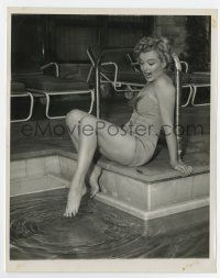 4m583 MARILYN MONROE 7x9 news photo '50s in sexy swimsuit scared to put her toe in cold pool!