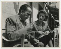 4m433 HUMPHREY BOGART/LAUREN BACALL 8.25x10 still '50s talking & sitting in chair on the street!