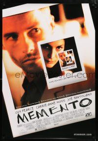 4r490 MEMENTO DS 1sh '00 Christopher Nolan, great Polaroid images of Guy Pearce & Carrie-Anne Moss!