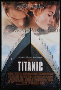 4r776 TITANIC DS 1sh '97 great romantic image of Leonardo DiCaprio & Kate Winslet!