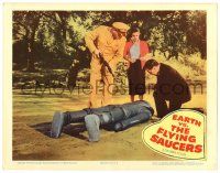 4w434 EARTH VS. THE FLYING SAUCERS LC '56 Hugh Marlowe, Taylor & Donald Curtis stand over robot!