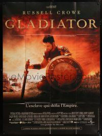 4y680 GLADIATOR French 1p '00 close up of kneeling Russell Crowe, directed by Ridley Scott!